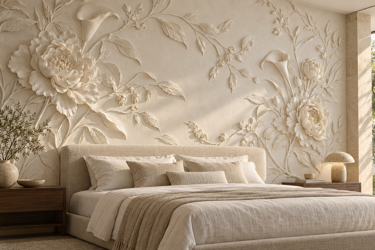 Illustration d’un décor mural en plâtre blanc sculpté, fleurs et feuillages en relief dans un salon